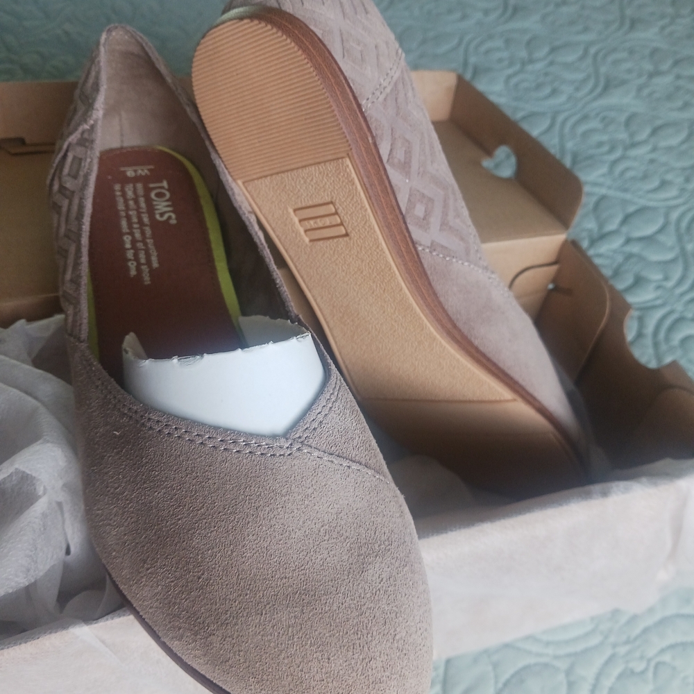 TOMS Women's Tan Suede Flats